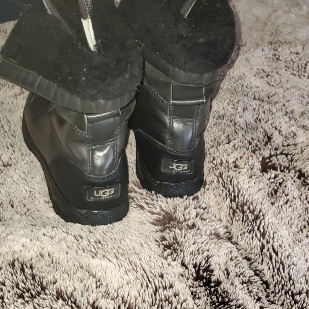 Uggs - Picture 4 of 4